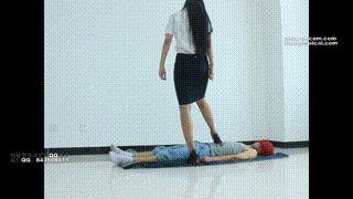 老师天依女主高跟踩贱狗！