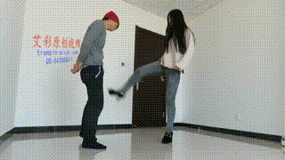 超美冷傲天依女主高跟短靴对贱狗踢踹、坐腹及全体重踩踏！