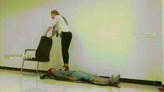 冰冰女主运动鞋蹦跳践踏贱狗身体下体！