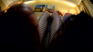 【奴隶岛】—萱萱POV性感黑色网袜诱惑舔脚+踩踏