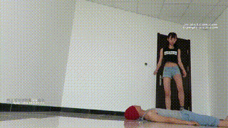 00后女主丝袜嘟嘴强迫吞咽虐踩下面!
