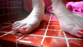 【奴隶岛】—萱萱POV第一视角美足鲜红趾甲踩踏羞辱