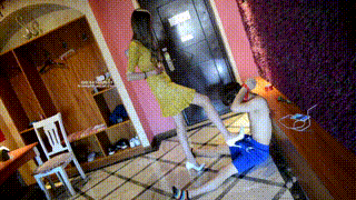 【奴隶岛】—高跟鞋踢裆