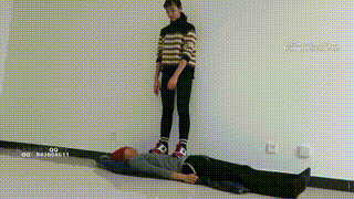 【00后女主】运动鞋跑踏人体软垫骑乘休息！