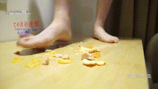 瑶瑶学生主裸足踩踏喂食封面图