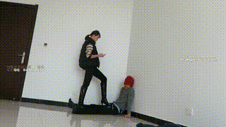 【00后女主】长筒靴耳光、骑乘、靴底踩脸、虐踩下体调教贱狗！