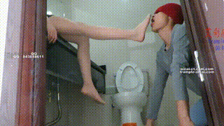 厕所里伺候00后天使的贱狗！