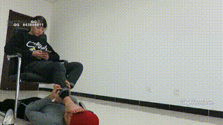 舔00后天使女主高跟被女主骑乘舔裸足！