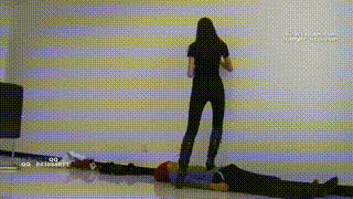 【00后天使女主】皮靴骑乘贱狗爆踢肋骨全体重踩!