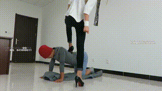 【冰冰女主】跨步羞辱骑乘贱狗!