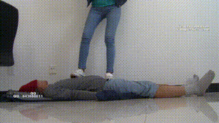 高中生小蛮女主白帆布鞋踩踏全身，下体！