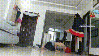 【00后天使女主】虐打拦路劫匪！踢裆强迫其磕头求饶！