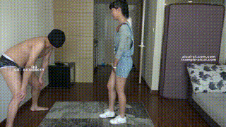 长腿妹妹-白袜运动鞋全程踢裆封面图