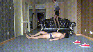 173美眉黑丝帆布鞋踢裆+随意踩踏