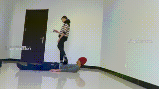 【00后女主】高跟踩踹贱狗身体下体！