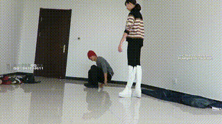 【00后女主】白长靴骑乘贱狗散步，强迫贱狗钻跨取乐！