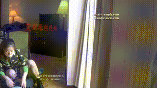 女特战队员审讯男俘虏