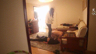 【艾丝女王】调教脚奴 踩踏 美足喂食深喉 磕头跪拜