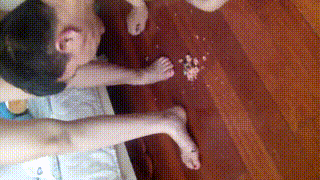 【傲柔 】奶奶踩踏香肠脚喂食贱狗