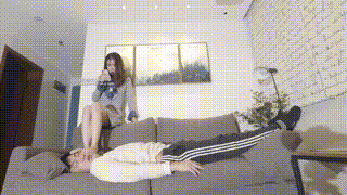 小美女沙发踩头蹬脸