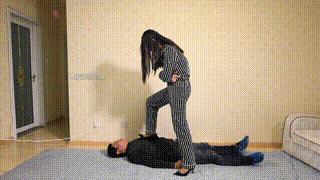 凶狠暴力高跟踩踏