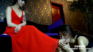 【冰时代】国民偶像丹妮脚下的舔脚母狗