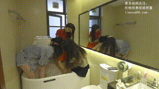 女巨人浴缸踢球