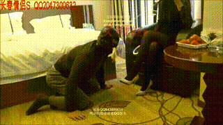 女主脚喂食，口水羞辱，骑马遛狗，蛇鞭惩罚家奴（高清）封面图