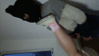 爆踹进家里偷到的小偷