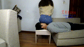 90妹子牛仔裤坐脸