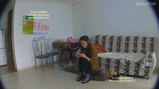 主人下班回家雪地靴踩踏骑马钻裆蹲坐在身上看电视封面图