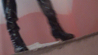 模特小沐漆皮靴物体粉碎 [