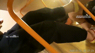 贱奴伪装隐形人桌下舔美脚