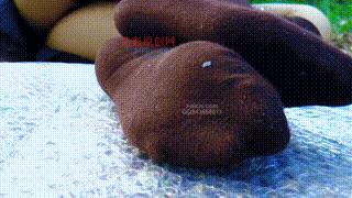 【冰时代】野外小憩被猥琐男偷舔袜子