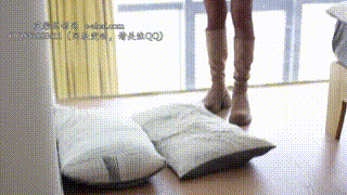 【黑丝诱惑】素人篇：专业舞蹈演员馨馨长靴踩床踩食物坐奴虐乳 YC-240909