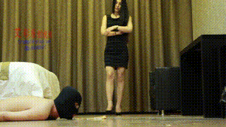 【明妃】女王食物踩踏调教