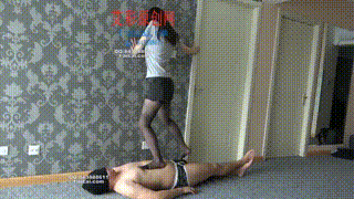 素人小美女黑丝踩踏