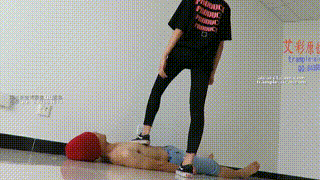 【00后】天使女主帆布鞋大踏步践踏贱狗！