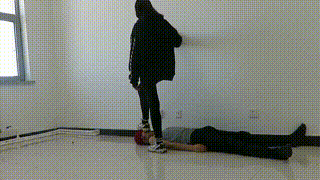 【00后】天使女主运动鞋；黑棉袜；裸足踩玩贱狗！