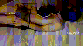 【奴隶岛】—白袜运动鞋超狠暴力踢踩封面图