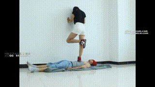 超漂亮【天依】女主运动鞋踩踏并愉快的骑乘贱狗！