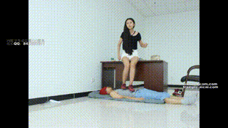 超漂亮【老师】【天依】女主运动鞋践踏贱狗头部身体！