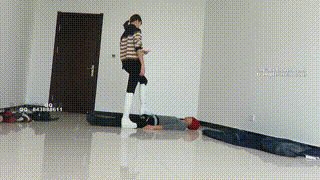 【00后】女主白长靴骑乘贱狗散步，强迫贱狗钻跨取乐！封面图