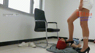 超漂亮【老师】【天依】女主高跟深喉虐踩脖子！