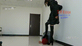 闻舔甜美【媛媛】女主性感高跟，女主高跟遛狗！