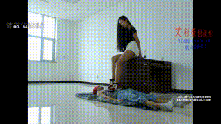 超漂亮【天依】女主运动鞋踩贱狗下体身体！