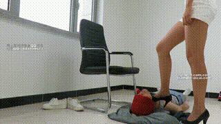 漂亮【老师】【天依】女主黑高跟深喉踩脖子虐头！