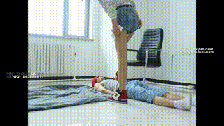 甜美【媛媛】女主运动鞋调教贱狗！