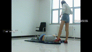 甜美【媛媛】女主踢打贱狗蹦跳踩踏！