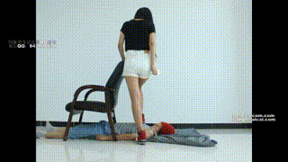 漂亮【老师】【天依】女主运动鞋践踏贱狗在贱狗身上跳起椅子舞！
